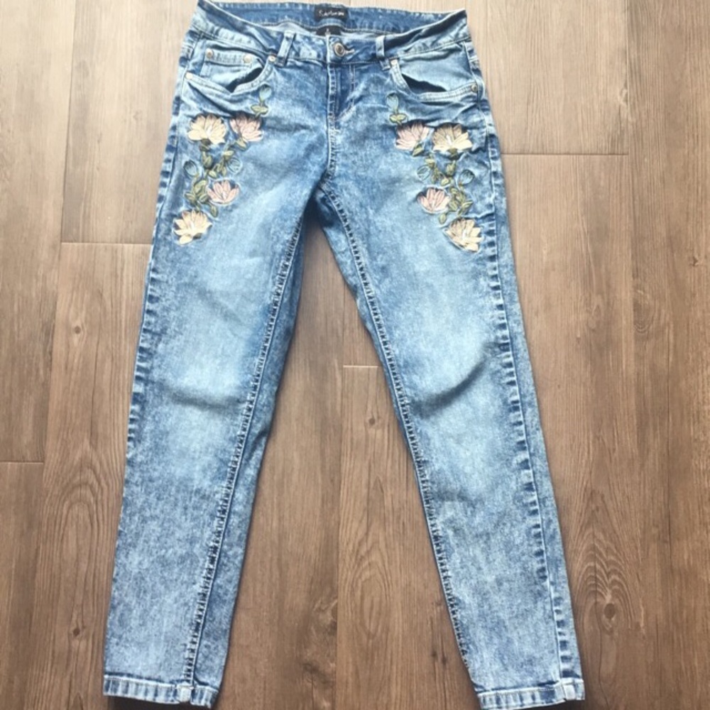 Light wash embroidered jeans